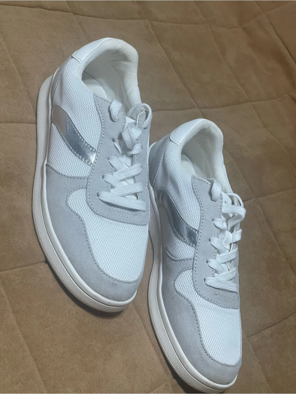 Women's Old Navy White/silver Soft Leather Shoes Fashion Sneakers Size 8